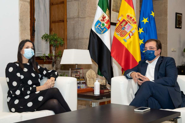 El presidente de la Junta de Extremadura, Guillermo Fernández Vara, y la presidenta de Ciudadanos, Inés Arrimadas, en un encuentro en Mérida
