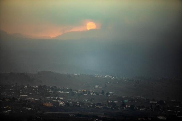 Amanecer del volcán de Cumbre Vieja con la nube de ceniza de principio de noviembre, desde la montaña de Triana, en Los Llanos de Aridane