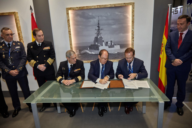 Firma de la orden de ejecución del Buque de Acción Marítima de Intervención Subacuática (BAM-IS)  entre el Ministerio de Defensa y Navantia