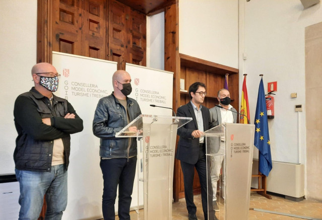 El conseller de Modelo Económico, Turismo y Trabajo, Iago Negueruela, y el secretario general de CCOO, Unai Sordo, en la rueda de prensa.