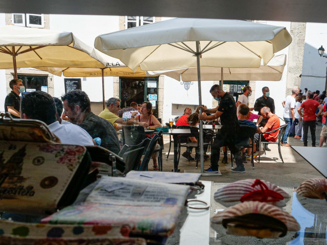 Archivo - Varias personas en la terraza de un restaurante.