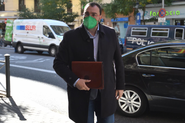 El presidente de Aragón, Javier Lambán, llega a un encuentro del PSOE con sus presidentes autonómicos para encauzar el debate sobre la financiación autonómica, a 5 de noviembre de 2021, en Madrid (España). La dirección del PSOE ha convocado este viernes e