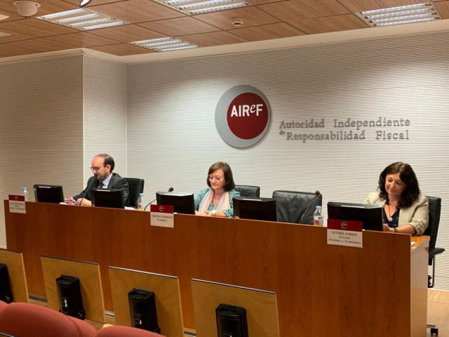 Archivo - La presidenta de la AIReF, Cristina Herrero, en el centro, en una imagen de archivo