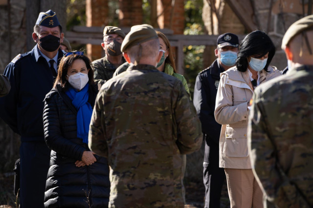 La ministra de Defensa, Margarita Robles (2i), durante una visita al Campamento de Monte La Reina, a 5 de noviembre de 2021, en Toro, Zamora, Castilla y León (España).
