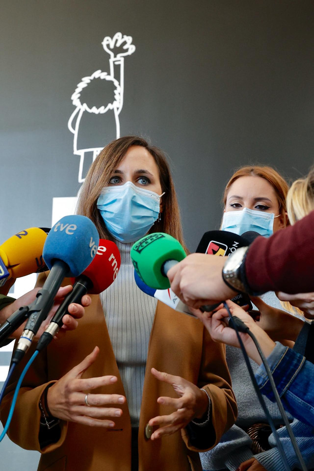 La ministra de Derechos Sociales y Agenda 2030, Ione Belarra, ofrece declaraciones a los medios durante una visita al Instituto Tecnológico de Aragón (ITAINNOVA).