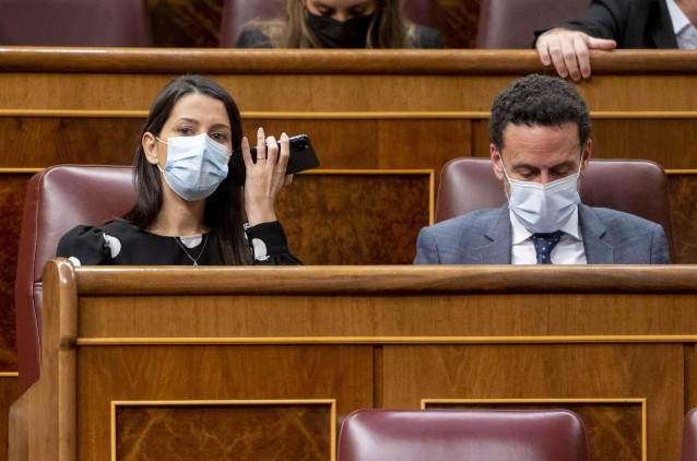 El portavoz adjunto en el Congreso, Edmundo Bal, y la líder de Cs, Inés Arrimadas, en una sesión plenaria en el Congreso