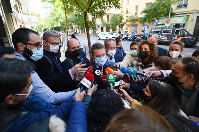 El presidente de Castilla La-Mancha, Emiliano García-Page, responde a los medios a su llegada a un encuentro del PSOE con sus presidentes autonómicos para encauzar el debate sobre la financiación autonómica, a 5 de noviembre de 2021, en Madrid (España). L