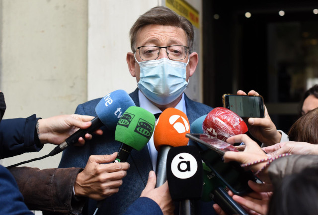 El presidente de la Comunidad Valenciana, Ximo Puig, ofrece declaraciones a los medios en el marco de un encuentro del PSOE con sus presidentes autonómicos para encauzar el debate sobre la financiación autonómica, a 5 de noviembre de 2021, en Madrid (Espa