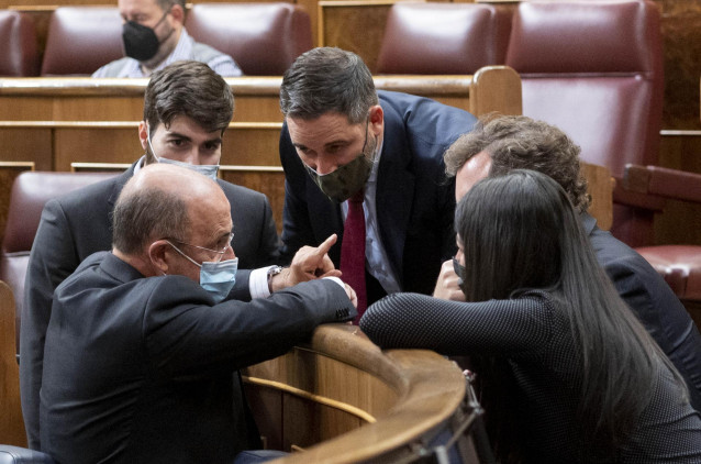 El diputado de Vox, Ignacio Gil Lázaro, conversa con (2i-d) el líder de Vox, Santiago Abascal; el portavoz de Vox en el Congreso, Iván Espinosa de los Monteros; y la secretaria general del Grupo de Vox en el Congreso, Macarena Olona, en el Congreso