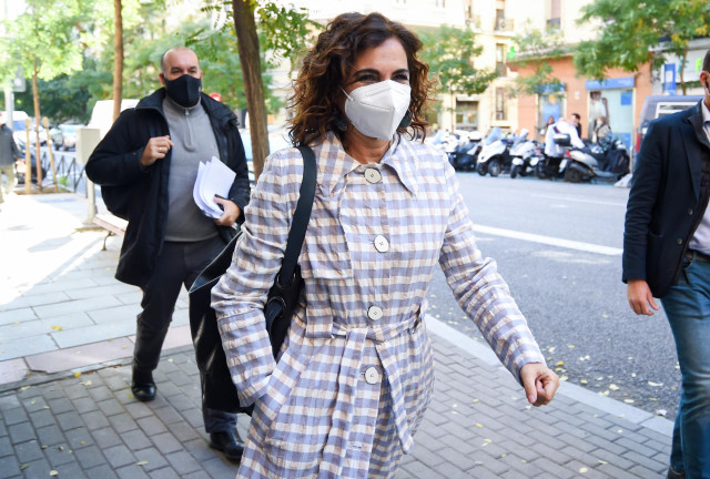 La ministra de Hacienda, María Jesús Montero, a su llegada a un encuentro del PSOE con sus presidentes autonómicos para encauzar el debate sobre la financiación autonómica, a 5 de noviembre de 2021, en Madrid (España). La dirección del PSOE ha convocado e