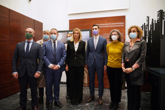 La eurodiputada de Cs Maite Pagaza (segunda por la derecha), junto a la delegación de europarlamentarios que estudia los crímines de ETA sin resolver