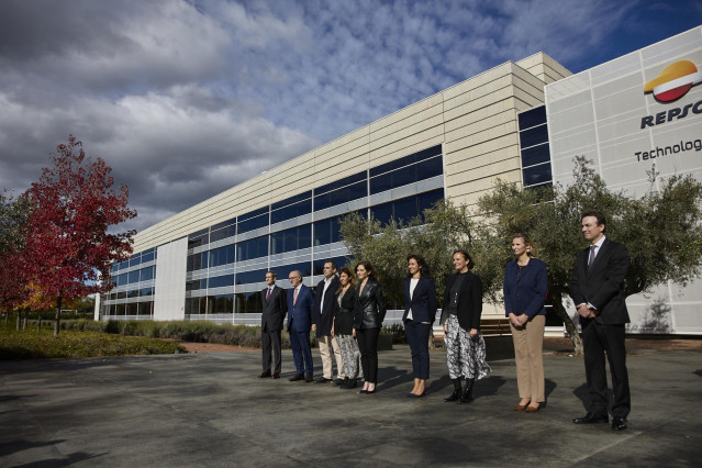 El presidente de Repsol, Antonio Brufau (2i); la presidenta de la Comunidad de Madrid, Isabel Díaz Ayuso (5i) y la consejera de Medio Ambiente de la Comunidad de Madrid, Paloma Martín (8i), en el Repsol Technology Lab. 5 de noviembre de 2021. Móstoles.