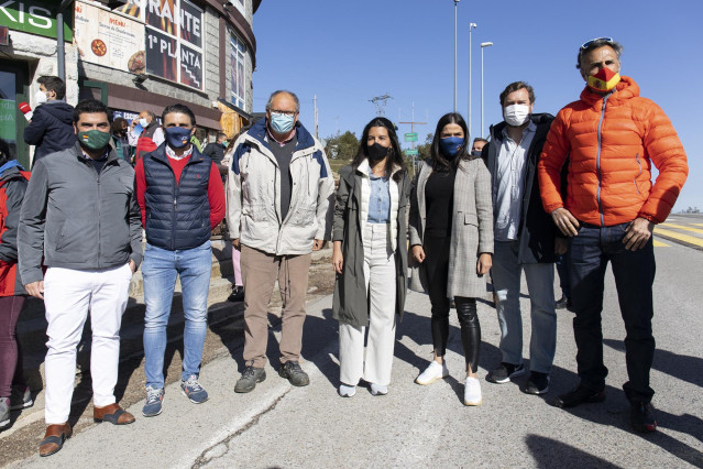 Archivo - La candidata de Vox a la Presidencia de la Comunidad de Madrid, Rocío Monasterio (4d), durante una concentración en el Puerto de Navacerrada a 4 de abril de 2021, en Madrid (España). La Federación Madrileña de Deportes de Invierno ha convocado e