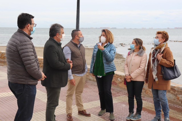 Vázquez en el Balneario de La Encarnación de Los Alcázares junto a la diputada nacional del PP Isabel Borrego, las diputadas regionales Mª. Dolores Valcárcel y Maruja Pelegrín y miembros de la corporación