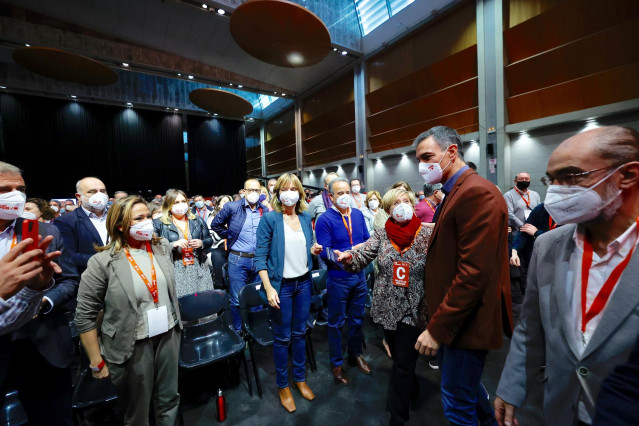 El secretario general del PSOE Aragón y presidente de Aragón, Javier Lambán, y el secretario general del PSOE y Presidente del Gobierno, Pedro Sánchez, en el 17 Congreso del PSOE Aragón, en Zaragoza.
