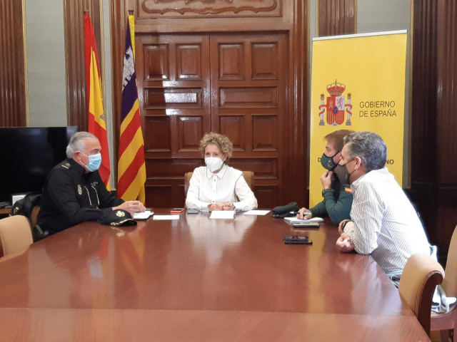 La delegada del Gobierno en Baleares, Aina Calvo, reunida con el jefe superior de la Policía en las Islas, Gonzalo Espino Cruz, el coronel jefe de la Guardia Civil en Baleares, Alejandro Hernández, y el director del aeropuerto de Palma, Tomás Melgar