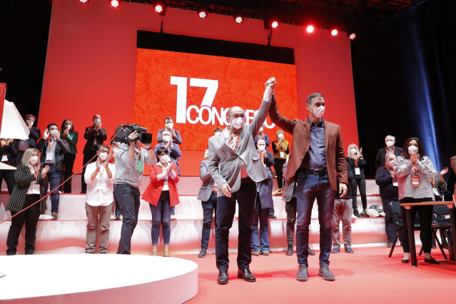 El secretario general del PSOE y presidente del Gobierno, Pedro Sánchez, y el secretario general del PSOE Aragón y presidente de Aragón, Javier Lambán, en la apertura del 17º Congreso del PSOE de Aragón.