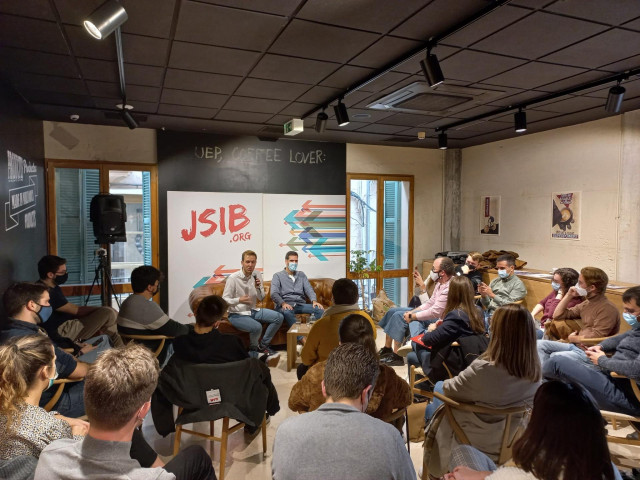 El candidato a liderar las JSE Víctor Camino presenta en Palma el proyecto 'De la utopía a la acción'.
