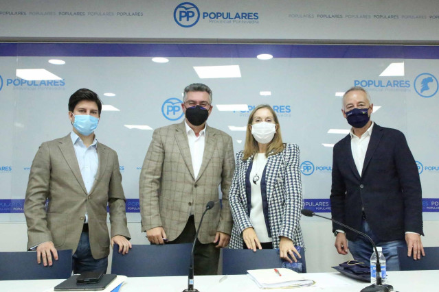 La vicepresidenta segunda del Congreso y vicesecretaria de Política Social del PP, Ana Pastor, junto a los diputados populares Diego Gago, Javier Bas y Juan Constenla.