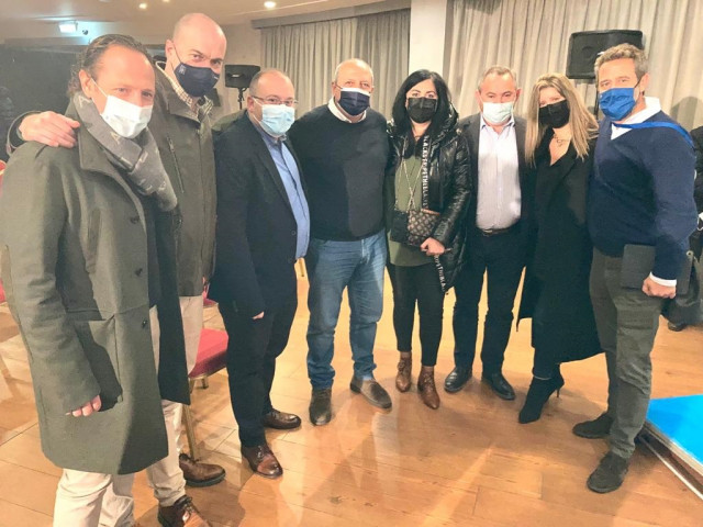 El secretario xeral del PPdeG, Miguel Tellado, y la presidenta del PP de Lugo, Elena Candia, arropan a Óscar Rodríguez en su elección como presidente del PP de Viveiro