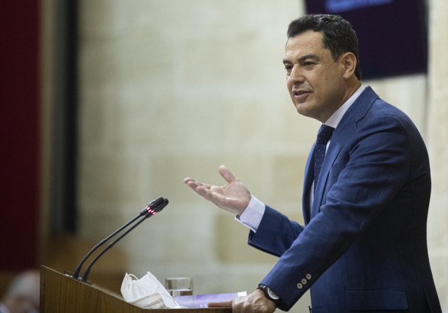 El presidente de la Junta de Andalucía, Juanma Moreno, en una foto de archivo en el Pleno del Parlamento andaluz.