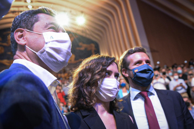 Archivo - (I-D) El presidente de Andalucía, Juanma Moreno; la presidenta de la Comunidad de Madrid, Isabel Díaz Ayuso, y el presidente del PP, Pablo Casado, durante la sexta jornada de la Convención Nacional del partido, a 2 de octubre de 2021, en Valenci