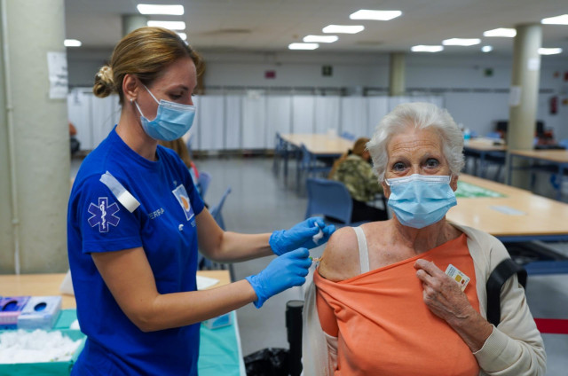 Un señora es vacunado con la tercera dosis Covid y la vacuna de la gripe a 18 de octubre del 2021 en Sevilla (Andalucía)