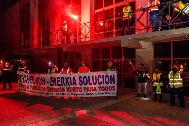 Varios trabajadores de la planta de la empresa Alcoa en San Cibrao participan en una marcha nocturna pro las calles del municipio de Xove, a 6 de noviembre de 2021, en Xove, Lugo, Galicia (España). Los trabajadores de Alcoa realizan esta marcha nocturna e