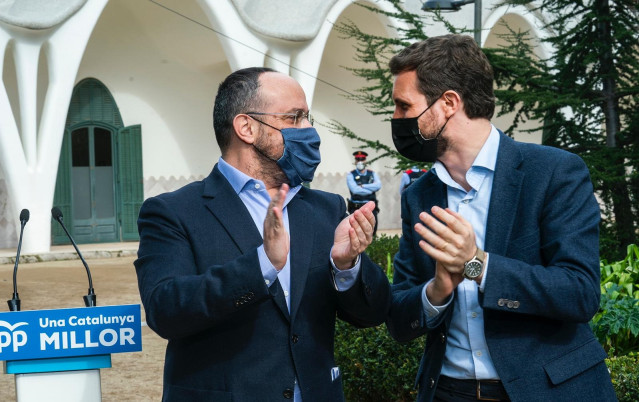 Archivo - El líder del PP, Pablo Casado, y el candidato del PP a la Presidencia de la Generalitat, Alejandro Fernández. En Terrassa (Barcelona), a 12 de febrero de 2021.