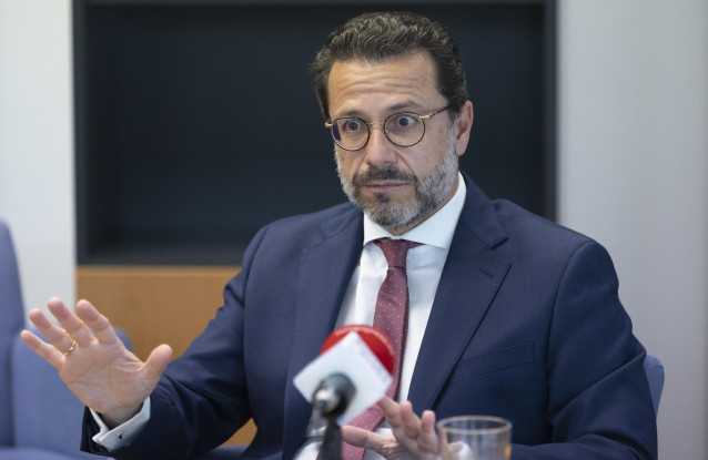 El consejero de Economía, Javier Ferández-Lasquetty, durante una entrevista con Europa Press en la Asamblea de Madrid