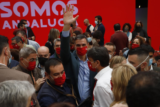 El secretario general del PSOE y presidente del Gobierno, Pedro Sánchez, se despide de los militantes en el segundo día del XIV congreso Regional del PSOE-A a 07 de noviembre 2021 en Torremolinos (Málaga, Andalucía)