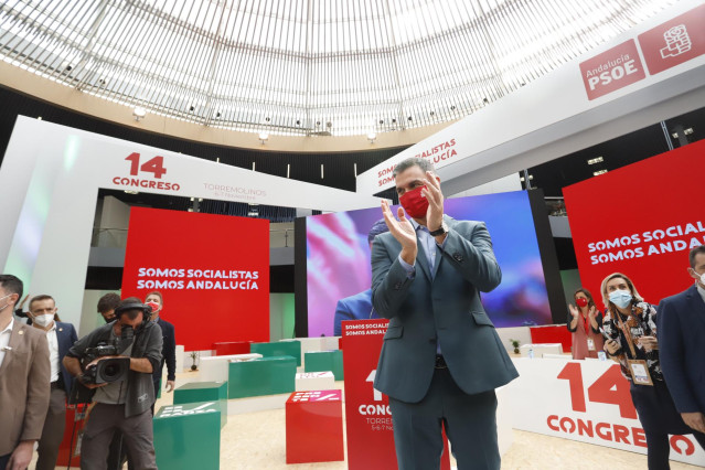 El secretario general del PSOE y presidente del Gobierno, Pedro Sánchez saluda a la llegada al  segundo día del XIV congreso Regional del PSOE-A a 07 de noviembre 2021 en Torremolinos (Málaga, Andalucía)