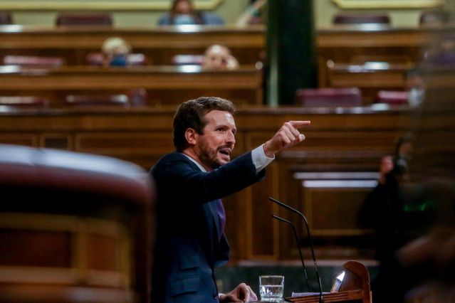 El líder del PP, Pablo Casado, interviene en una sesión plenaria en el Congreso de los Diputados, a 3 de noviembre de 2021, en Madrid, (España).