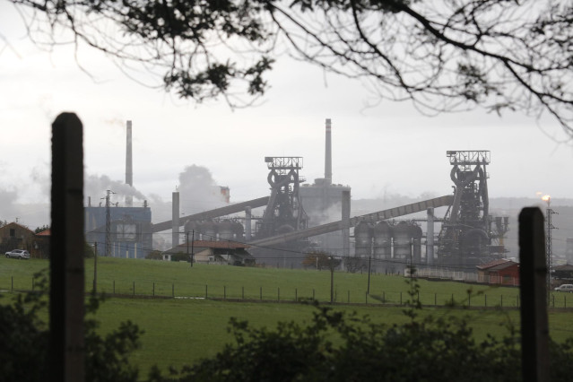 Archivo - Vista de la fábrica de acero de ArcelorMittal en Gijón, Asturias (España), a 4 de diciembre de 2020