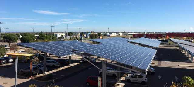 Archivo - Placas solares Carrefour