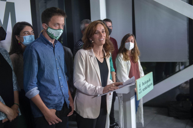 Archivo - La candidata de Más Madrid a la Presidencia de la Comunidad de Madrid, Mónica García, acompañada del líder de Más País, Íñigo Errejón (i), interviene en una rueda de prensa para valorar las votaciones de la jornada electoral, a 4 de mayo de 2021