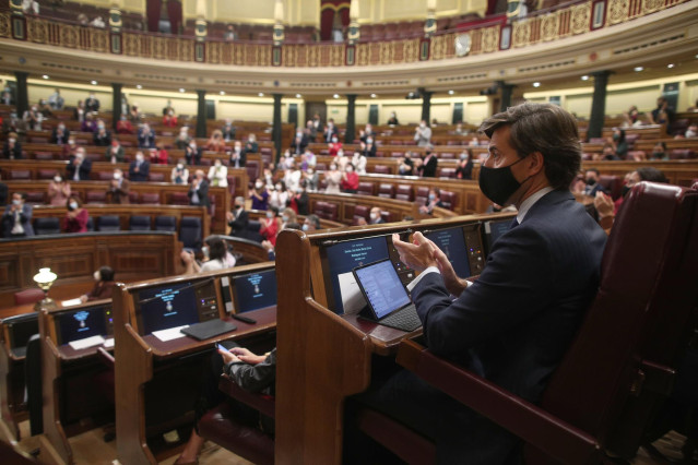Archivo - El vicesecretario de Comunicación del PP, Pablo Montesinos, y todos los miembros del hemiciclo, a excepción de Vox, aplauden a la diputada de En Comú, Aina Vidal, durante la segunda sesión del pleno en el que se debate la moción de censura plant
