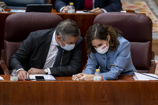 La presidenta de la Comunidad de Madrid, Isabel Díaz Ayuso (d), y el consejero de Justicia, Enrique López (i), durante una sesión de control al Gobierno regional en la Asamblea, a 4 de noviembre de 2021, en Madrid, (España).