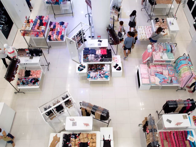 Vista aérea del interior de una tienda con gente comprando