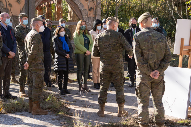La ministra de Defensa, Margarita Robles (3i), y la delegada del gobierno de Castilla y León, Virginia Barcones Sanz (4i), durante una visita al Campamento de Monte La Reina, a 5 de noviembre de 2021, en Toro, Zamora, Castilla y León (España). La ministra