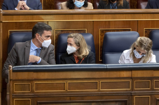 (I-D) El presidente del Gobierno, Pedro Sánchez; la vicepresidenta primera y ministra de Asuntos Económicos, Nadia Calviño; y la vicepresidenta segunda del Gobierno y ministra de Trabajo, Yolanda Díaz, en una sesión plenaria en el Congreso de los Diputado