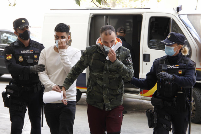 Dos de los marroquíes detenidos, a su llegada al Juzgado, tras el episodio que el pasado viernes obligó a cerrar el Aeropuerto de Palma, a 8 de noviembre de 2021, en Palma de Mallorca, Baleares, (España).