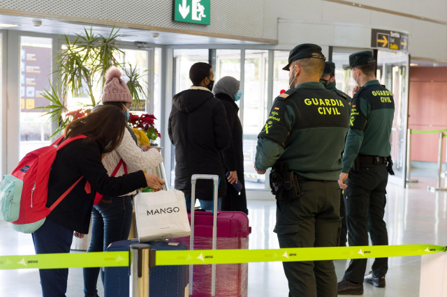 Archivo - Agentes de la Guardia Civil en el aeropuerto de Ibiza