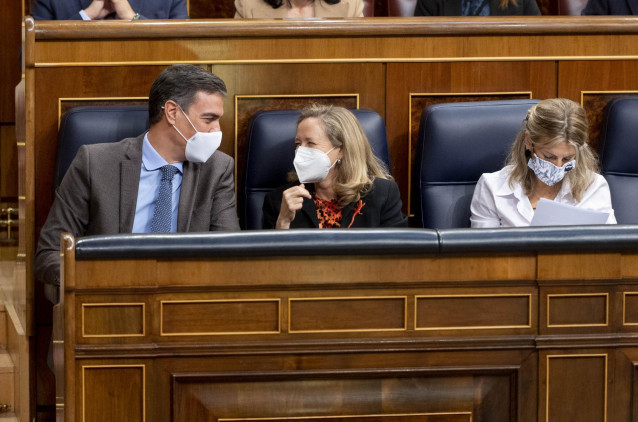 (I-D) El presidente del Gobierno, Pedro Sánchez; la vicepresidenta primera y ministra de Asuntos Económicos, Nadia Calviño; y la vicepresidenta segunda del Gobierno y ministra de Trabajo, Yolanda Díaz, en una sesión plenaria en el Congreso de los Diputado