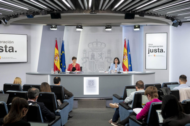 La ministra Portavoz, Isabel Rodríguez (i), y la ministra de Sanidad, Carolina Darias (d), en una comparecencia tras la reunión del Consejo de Ministros, a 8 de noviembre de 2021, en Madrid, (España).