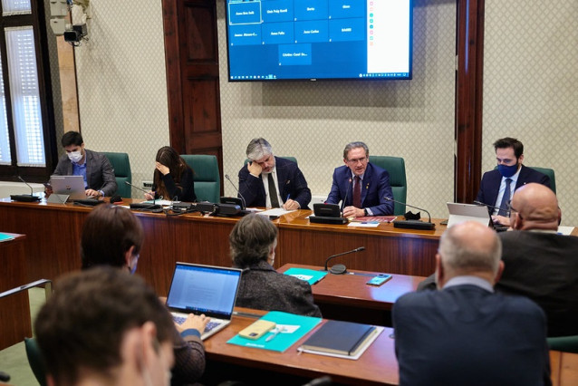El conseller de Economía y Hacienda de la Generalitat, Jaume Giró, se reúne con los diputados de Junts en el Parlament
