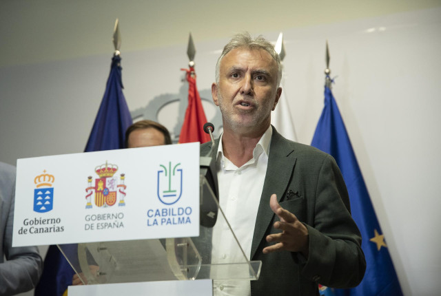 El presidente canario, Ángel Víctor Torres, responde en una rueda de prensa tras una reunión con el Comité Director del PEVOLCA,  23 de octubre de 2021, en La Palma, Santa Cruz de Tenerife, Islas Canarias, (España). El presidente visita de nuevo la isla c
