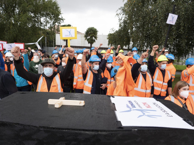 Archivo - Un grupo de empleados de Vestas participa con un ataúd en una marcha contra el cierre de la fábrica de Viveiro (Lugo) que afectaría a 115 personas, a 5 de octubre de 2021, en Santiago de Compostela, Galicia, (España). Bajo el lema ‘Vestas soluci