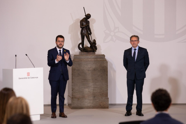 Archivo - El conseller de Economía y Hacienda, Jaume Giró (d), toma posesión del cargo junto al presidente de la Generalitat, Pere Aragonès (i). ARCHIVO.