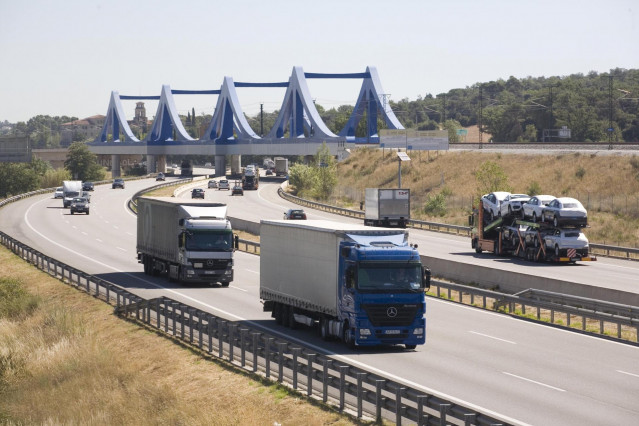 Archivo - Imagen de recurso de camiones por las carreteras catalanas